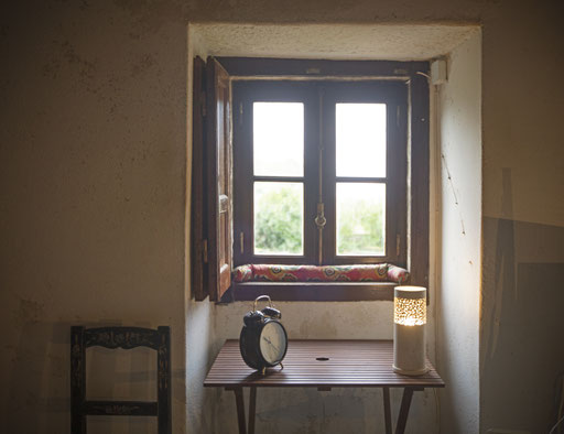 Hoje da janela do meu quarto via-se um sol fusco pelas nuvens tradicionalmente baixas da época da Assafora. Não me apetecia levantar da cama.