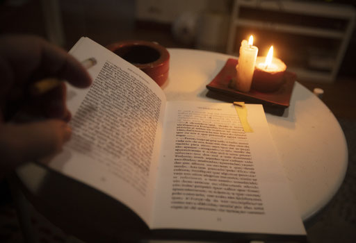 falhou a internet de manhã,  da parte da tarde a chuva e trovões impediram-me de ver tv satélite, a TDT mudou de codificação, e mais tarde deu-se um apagão de energia que durou quase dois dias. A vida no campo tem destas coisas!