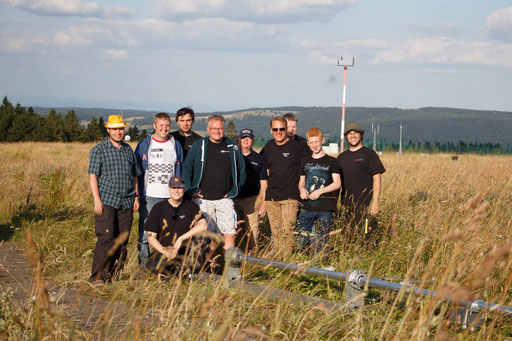 f.l.t.r.: DL8RI, DM4CM, DK5OH, DL2ZXA, DL6FBL, DL2OCB, DL8AAU, DL4XX, assistant-OP Matthias, DK5MX. Missing on picture: DO9EE