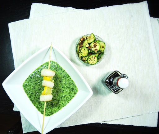 Jakobsmuscheln auf Spinat mit lauwarmen Mandel-Zucchini-Salat