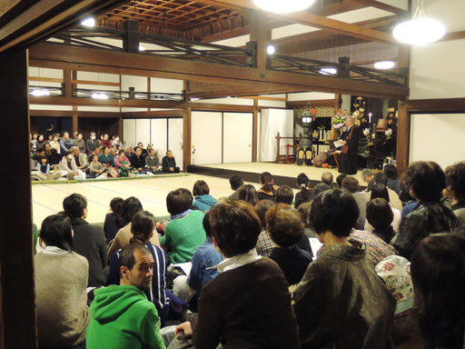 会場の龍王殿（方丈）は2日間とも満員御礼！両日で600人近くのお客様にお越しいただきました。多大なご協力をいただいた建長寺・高井総長さまよりご挨拶いただき、祭がスタートしました！