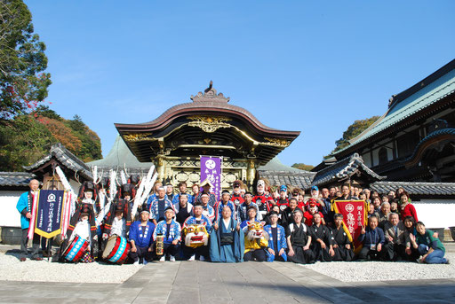 左から、行山流都鳥鹿踊さん、鵜住居虎舞さん、鬼柳鬼剣舞さん、鵜住居の皆さん