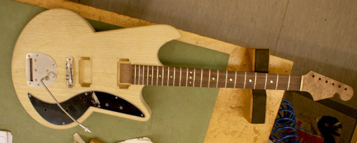 The Danelectro DC-3`s beautiful pickguard shape inspired me to design my "Stratmann 2" guitar`s  pickguard like this.
