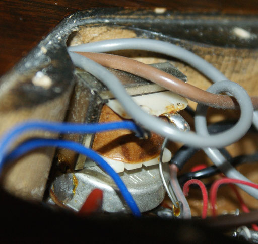 a coil on top of that master volume pot in order to filter some frequencies with the 6-way-rotary switch. (click to enlarge!)