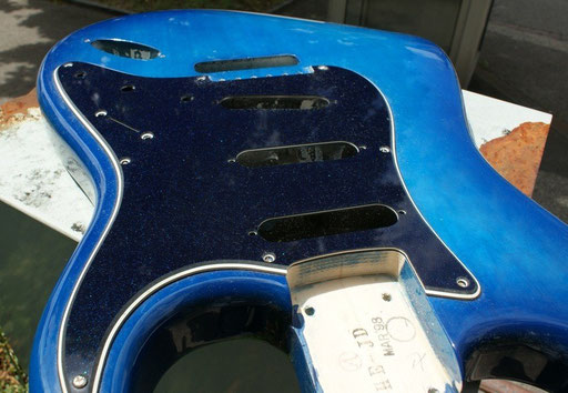 Here you have it on top of my trusty rusted Custom-Shop-Tom-Murphy-aged-Relic-Signature-mailbox! Dark blue with sparkle elements in it - these aren`t dust particles - for a change . This pickguard is one of a kind and irreplaceable.