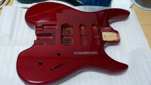 Not mine but pretty much like it. Steinberger maple body with rounded edges. Not as elegant as the early Newburgh models which had angular edges and binding. But more comfortable. click 2 enlarge