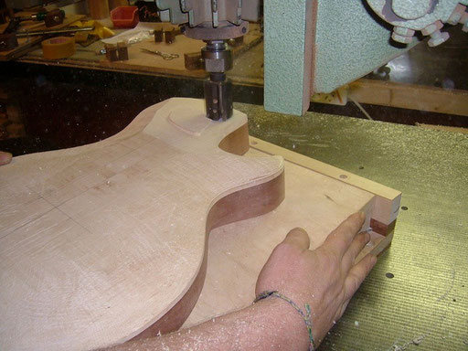 My guitar body has to be prepared for the routing of the neck pocket. The front of the top gets this 5 degree angle. Thomas does this for me.