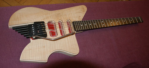 New body shape and new custom made tuners on the Steinberger S-Trem. My fingers were to fat for the original tuners. Not finished yet, of course. Still a lot of trouble ahead. Click to enlarge.