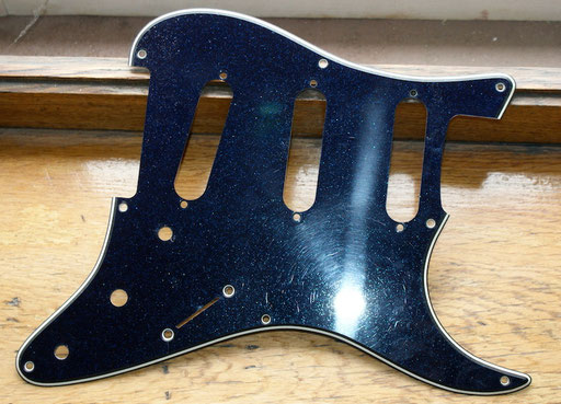 Another attempt to photograph this unique pickguard. Dark blue sparkle with Tele-plate inside. No chance to find a replacement ...