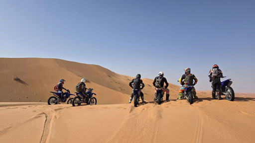 ENDURO-GRUPPE VOR DEN HOHEN DÜNEN DER RUB AL KHALI IN OMAN