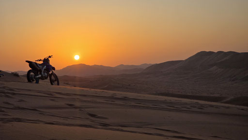 ENDURO IM SONNENUNTERGANG IN DER WÜSTE OMAN RUB AL KHALI
