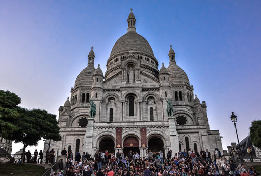 Sacre Coeur am Abend. So langsam füllen sich die Treppenstufen mit Leben. Sprich die Menschen genießen den Blick auf die Metropole Paris und ein selbst mitgebrachtes Abendessen.