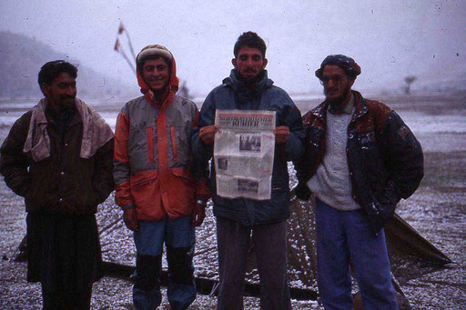 Unsere Sherpas mit einer Ausgabe des Nordbayerischen KURIER, meiner lokalen Heimatzeitung