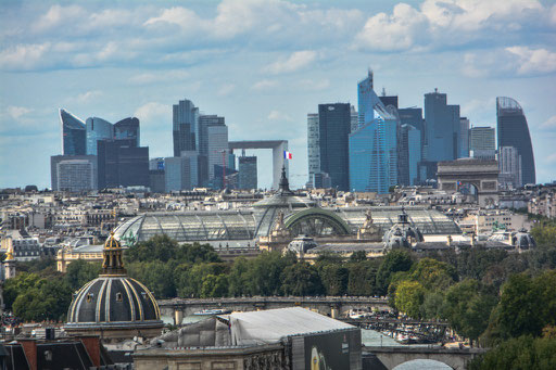 Blick von Notre Dames Türmen auf den Stadtteil La Defense im Westen von Paris