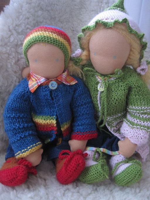 Die Gesichter sind wieder, genau wie vorher nach Wunsch meiner Kundin, ganz zart aufgemalt (mit Textil-Wachsmalstiften)