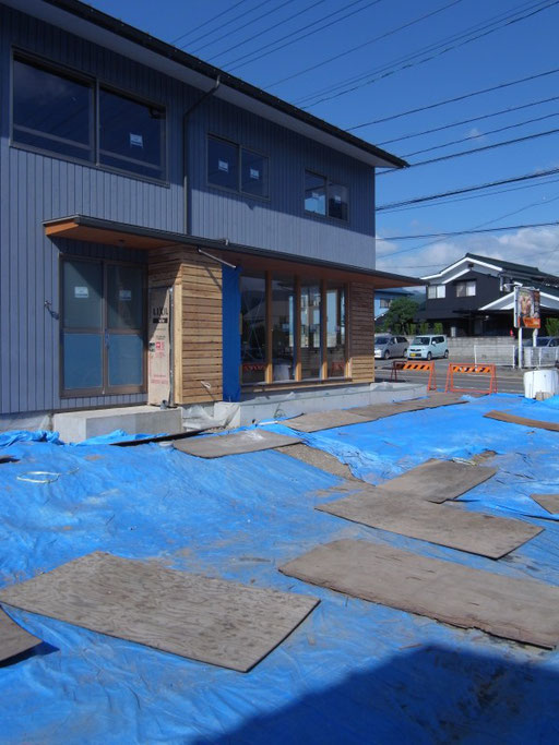 ベーカリーショップ　クロリ・BREAD＆LIFE　店舗併用住宅　松本市　新築工事　長野県松本市の建築家　建築設計事務所　カラマツT&Tパネル　現場監理