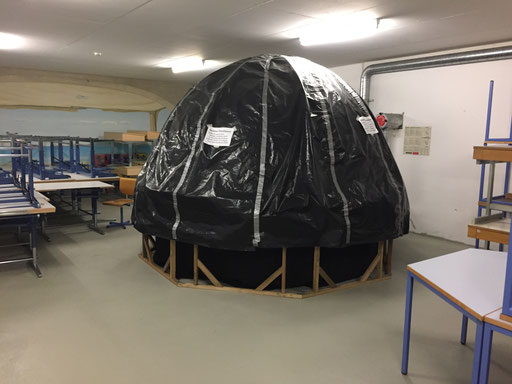 Mobiles Planetarium am neuen Standort im Luftschutzraum