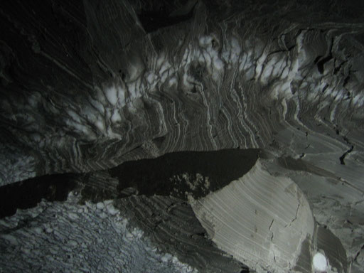 Deckenformation in der Höhle bestehend aus Jahrhunderte alten Kalkablagerungen.