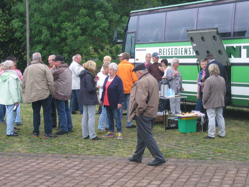 Mittagspause am Fusse der Barbarossahöhle.