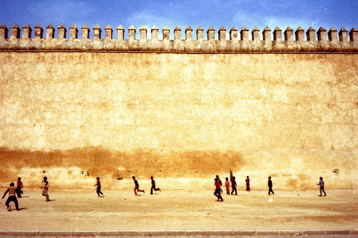 beeindruckend die 12 m hohe Stadtmauer von Fes