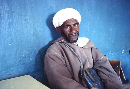 ein Berber mit seiner Leder-Umhängetasche