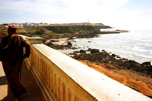 der Blick von der Ufer Promenade hinaus auf das Meer