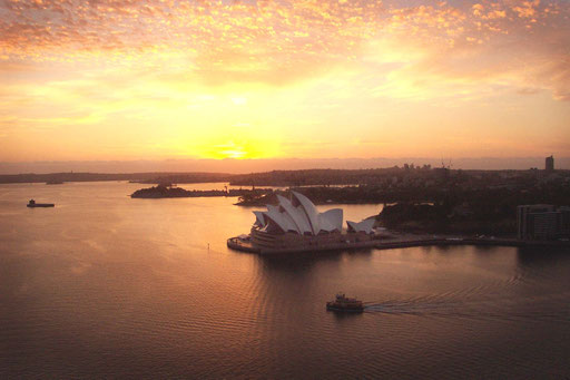 die Oper von Sydney schien im Abendlicht sanft dahinzugleiten