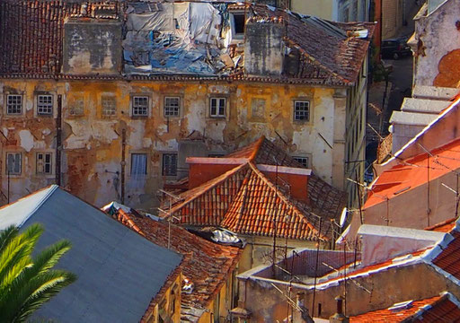 Blick auf die alten Dächer der Alfama