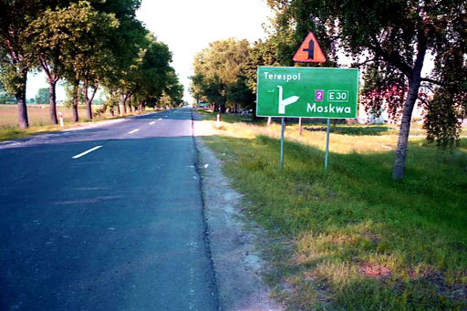 hinter Brest - erstes Strassenschild mit dem Ziel Moskau  - 1.200 km