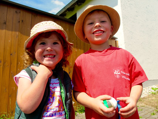 Bruder und Schwester am Rande des Festes