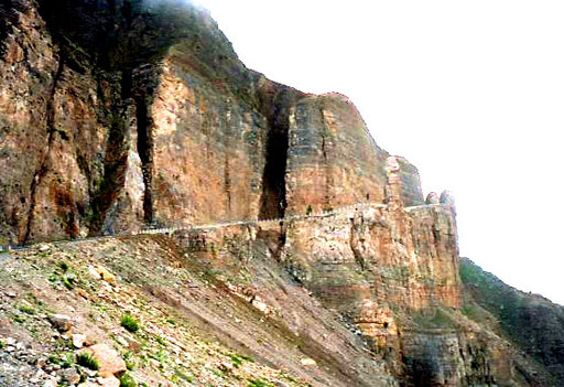 die in den Felsen hineingesprengte Pass-Strasse erbaut von den Chinesen