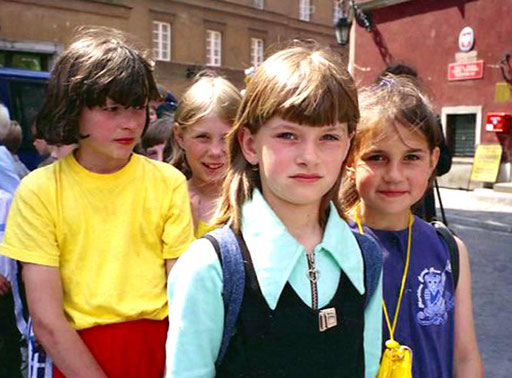 die Schulklassen warten geduldig vor den vielen polnischen National-Denkmälern