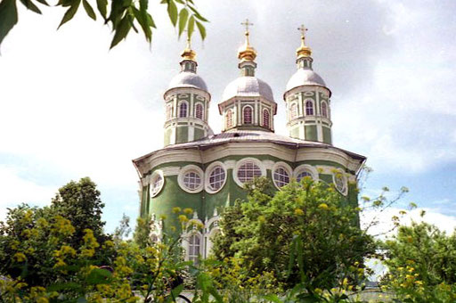 auf einem Hügel thronend ist Uspenki-Kathdrale das weithin sichtbare Wahrzeichen der Stadt