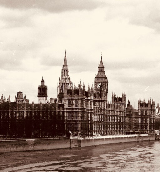 Westminster Abbey dahinter der Big Ben - noch nicht restauriert