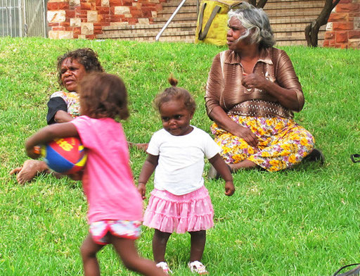 die Aborigines-Frauen sind weitaus selbstbewußter als die Männer