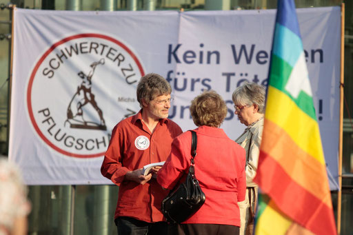 2014-04-30 Frauenkirche Dresden Gespräche bunte Fahne