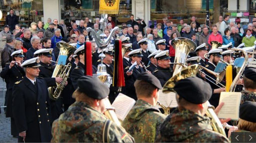 Verherrlichung des Militärs. Verherrlichung der Gewalt. Ohne uns! Militärmusikkorps abschaffen!