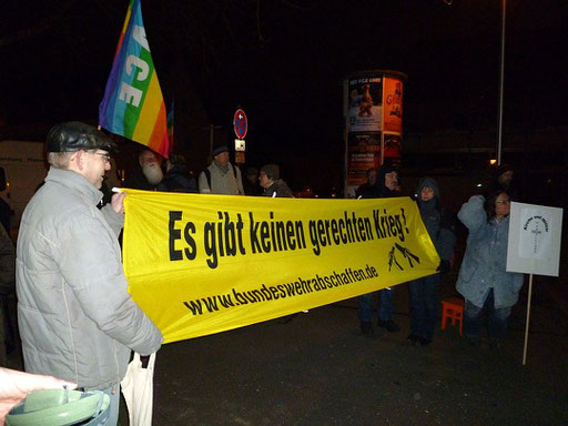 Rückblick: Protest gegen das Adventskonzert des Heeresmusikkorps 12 am Donnerstag, 05.12.2013, kath. Kirche Allerheiligen, Nürnberg