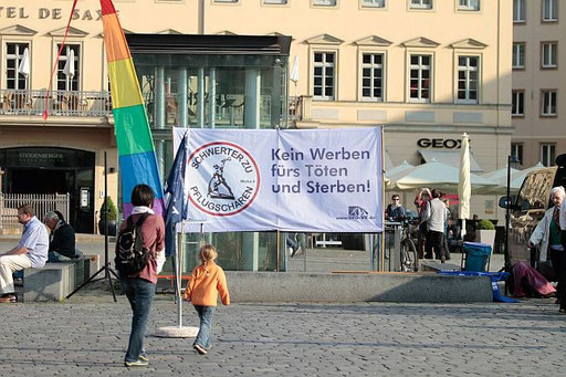 2014-04-30 Mädchen und Banner gegen Militär