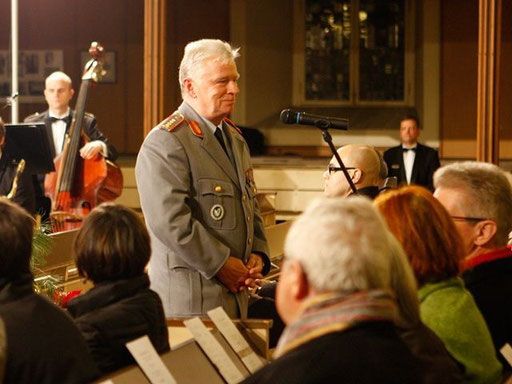 General Wieker und seine Musiker machen Militärwerbung. Hier: 2012 in Bonn Kreuzkirche, Quelle Bundeswehr Bier