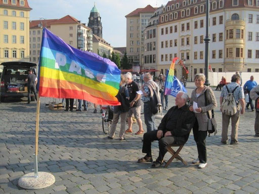 30. April 2014: Der Pazifist Bernhard Willner (sitzend) und seine Ehefrau demonstrieren gegen daen Militärgottesdienst in der Dresdner Frauenkirche.