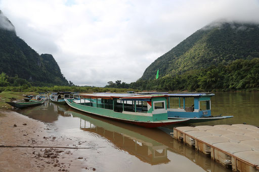 Les bateaux qui naviguent sur la rivière Nam Ou