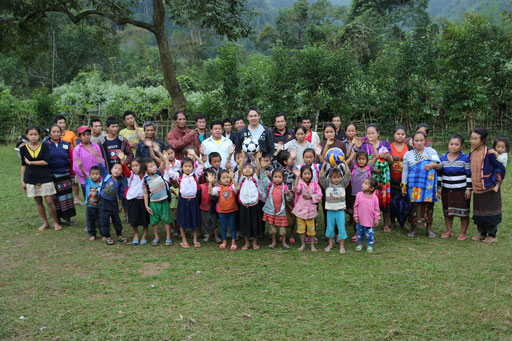 Les enfants de l'école de Huay Bo et une partie des villageois vous remercient INFINIMENT !!!! MERCI