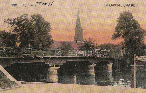 1841 wurde eine hölzerne Fahrbrücke errichtet, die 1878 steinerne Pfeiler erhielt. 1895 fuhr die erste Straßenbahn über die Brücke. Postkarte von 1915.