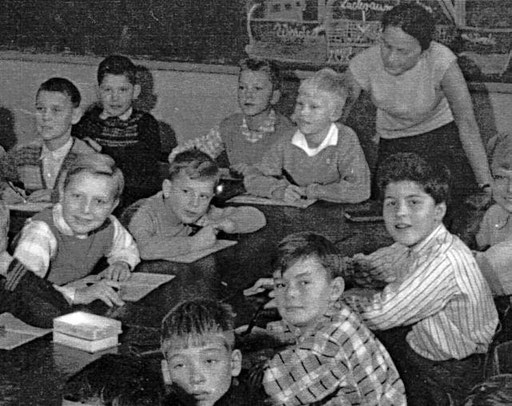 Unsere Lehrerin "Fräulein" Schäfer. Ich war sehr verliebt in sie. Unter ihr mein Freund Firouz Vladi