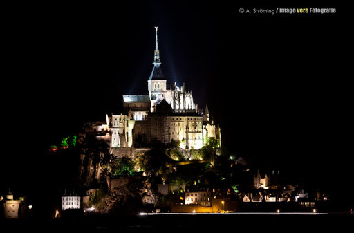Le Mont-Saint-Michel bei Nacht