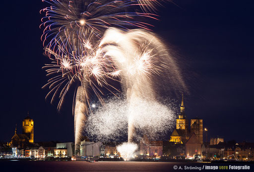 ...Abschluss des Feuerwerks, Hafenfest Hansestadt Stralsund ´15