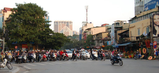 Celui qui s'etonne de la circulation a Phnom Penh n'est jamais alle au Vietnam: la circulation y est tout simplement hallucinante (et pour tout dire assez perilleuse), en particulier en ce qui concerne les deux-roues. Mais que fait le commandant De Neve?