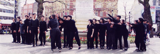 1998年 ゲリラパフォーマンスin London　(リンクはありません)
