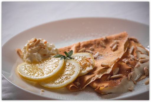 Süsse Crêpe mit Zitronen-Ricotta-Füllung und gerösteten Mandeln, Crêpes at home